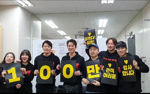 '히트맨' 100만 돌파 감사 인증샷. 롯데엔터테인먼트 제공